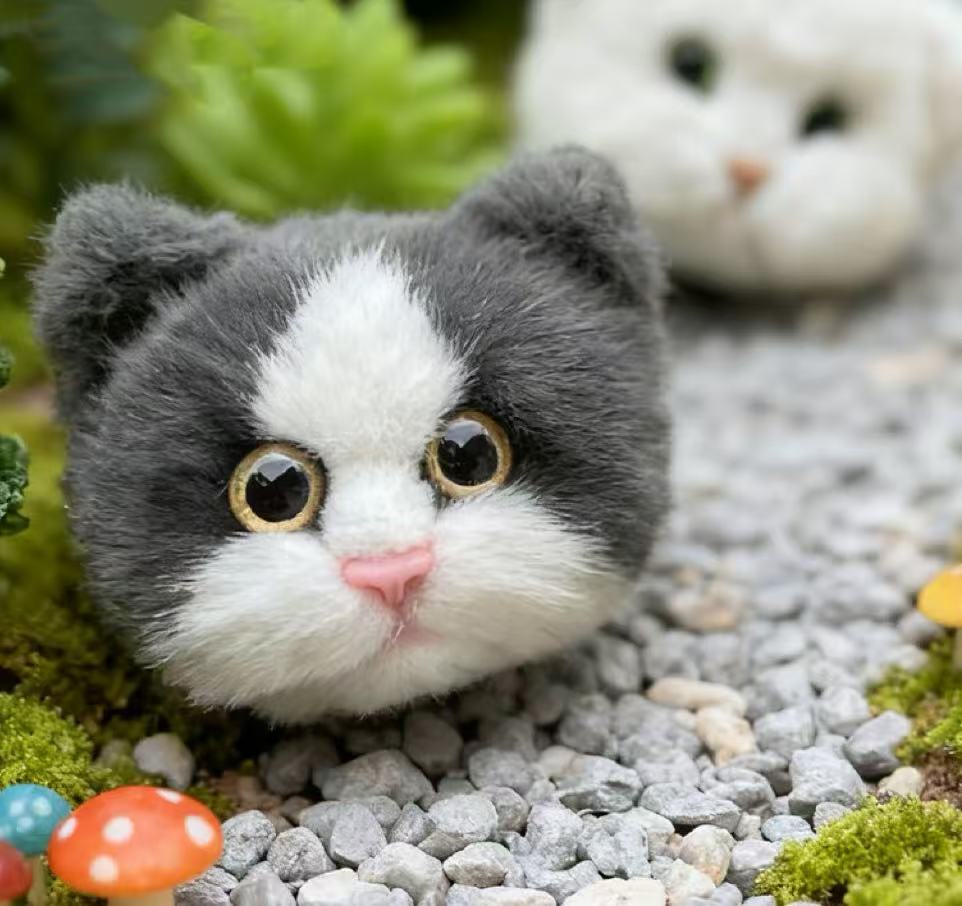 Fluffy Pals Realistic Cat-Head Charm (Big-Eye Plush Edition)——Can be used as a bag charm